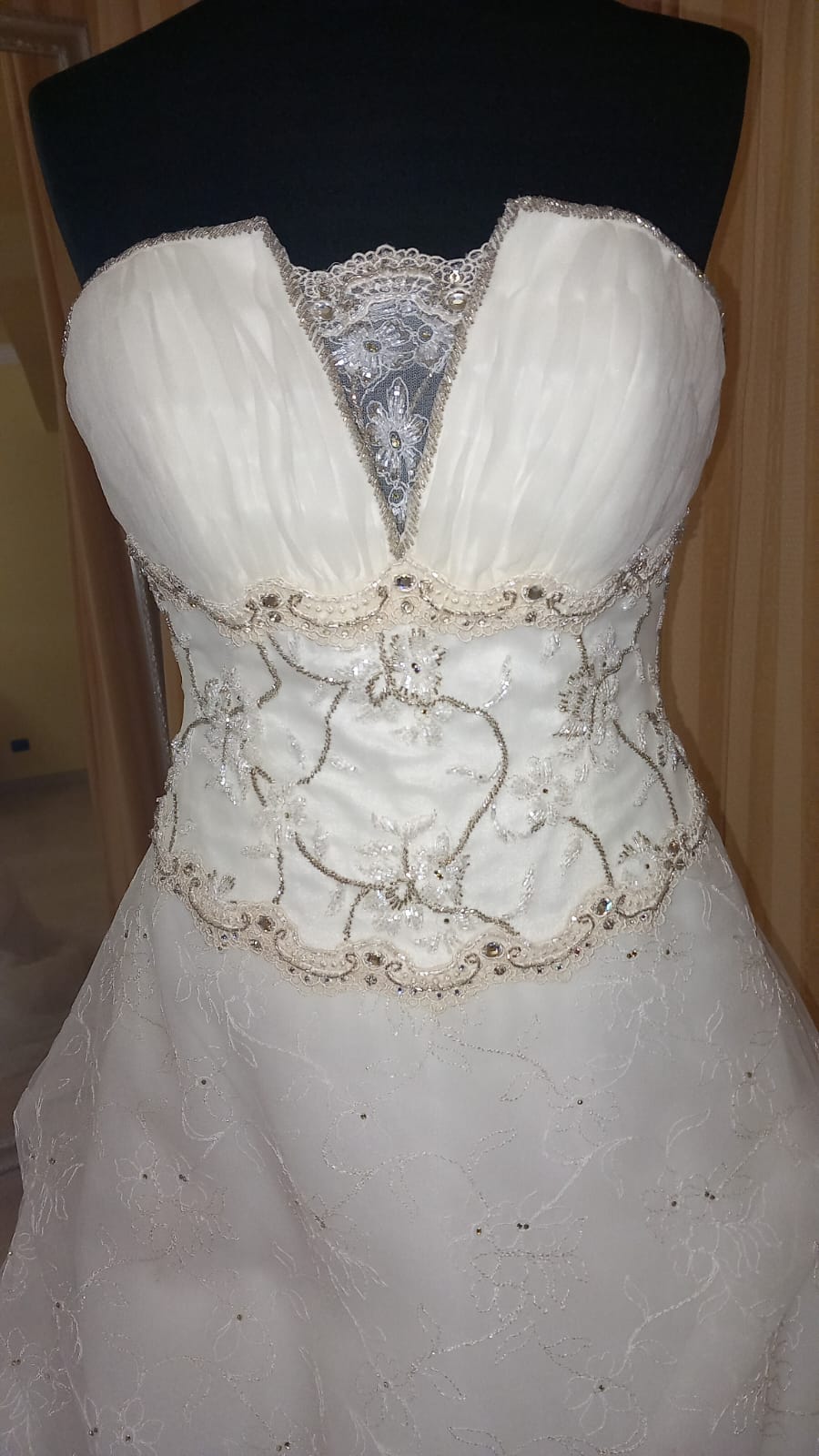 €52.00 per piece NICOLE, AZZURRA, VINNI, MAGGIE, SOTTERRO, TOMMASO STRANGIS, ALBERTO CARLOS etc. stock formal wear for women, men and children 165 pieces - REF. TV5978