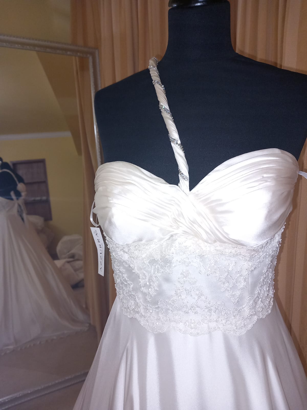 €52.00 per piece NICOLE, AZZURRA, VINNI, MAGGIE, SOTTERRO, TOMMASO STRANGIS, ALBERTO CARLOS etc. stock formal wear for women, men and children 165 pieces - REF. TV5978