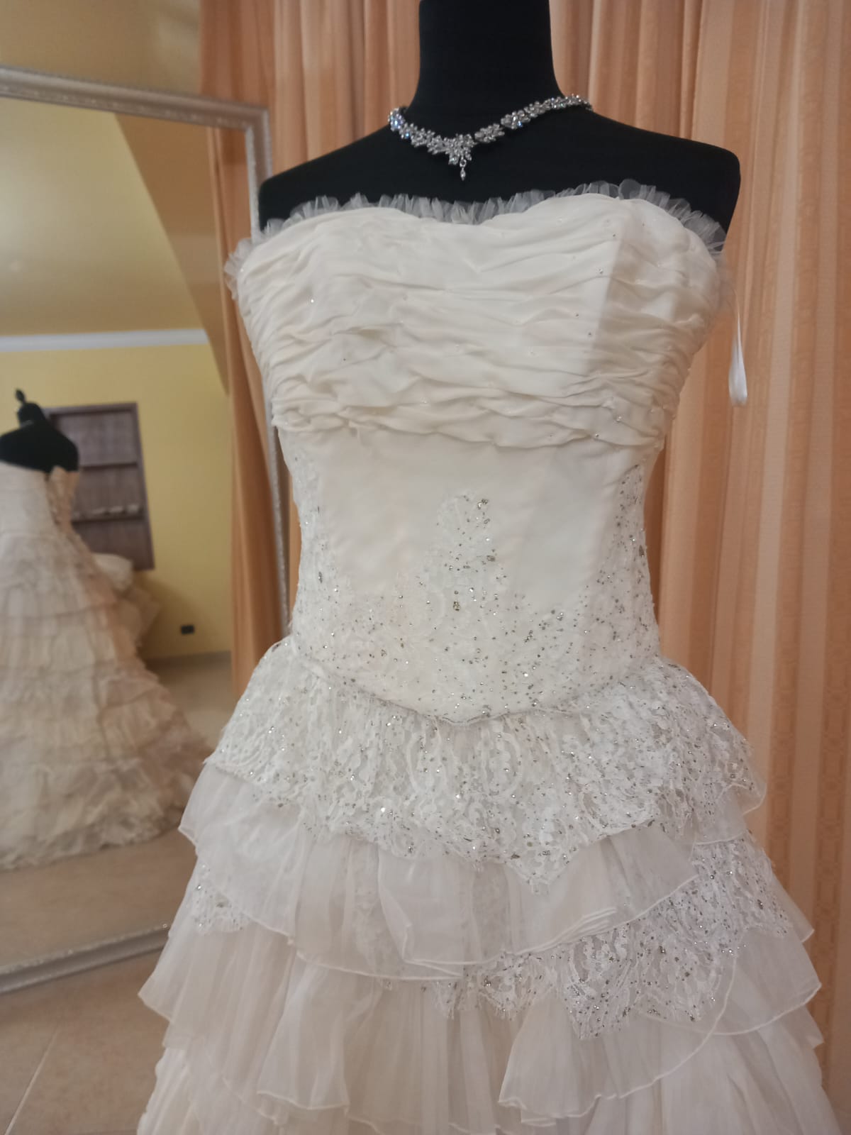 €52.00 per piece NICOLE, AZZURRA, VINNI, MAGGIE, SOTTERRO, TOMMASO STRANGIS, ALBERTO CARLOS etc. stock formal wear for women, men and children 165 pieces - REF. TV5978