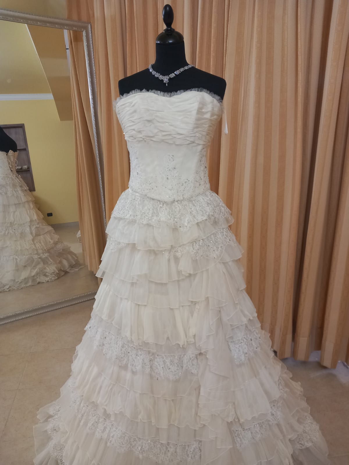 €52.00 per piece NICOLE, AZZURRA, VINNI, MAGGIE, SOTTERRO, TOMMASO STRANGIS, ALBERTO CARLOS etc. stock formal wear for women, men and children 165 pieces - REF. TV5978