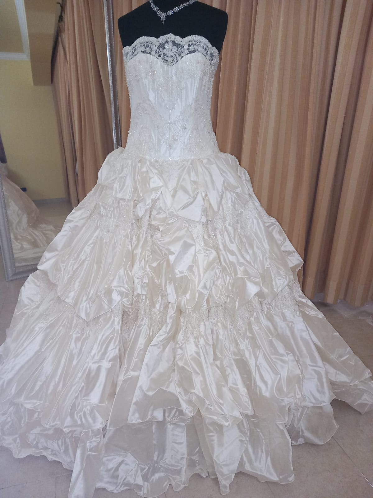 €52.00 per piece NICOLE, AZZURRA, VINNI, MAGGIE, SOTTERRO, TOMMASO STRANGIS, ALBERTO CARLOS etc. stock formal wear for women, men and children 165 pieces - REF. TV5978