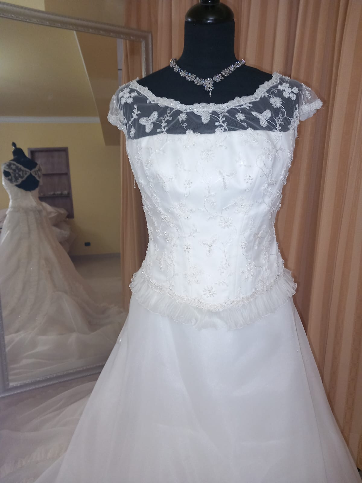 €52.00 per piece NICOLE, AZZURRA, VINNI, MAGGIE, SOTTERRO, TOMMASO STRANGIS, ALBERTO CARLOS etc. stock formal wear for women, men and children 165 pieces - REF. TV5978