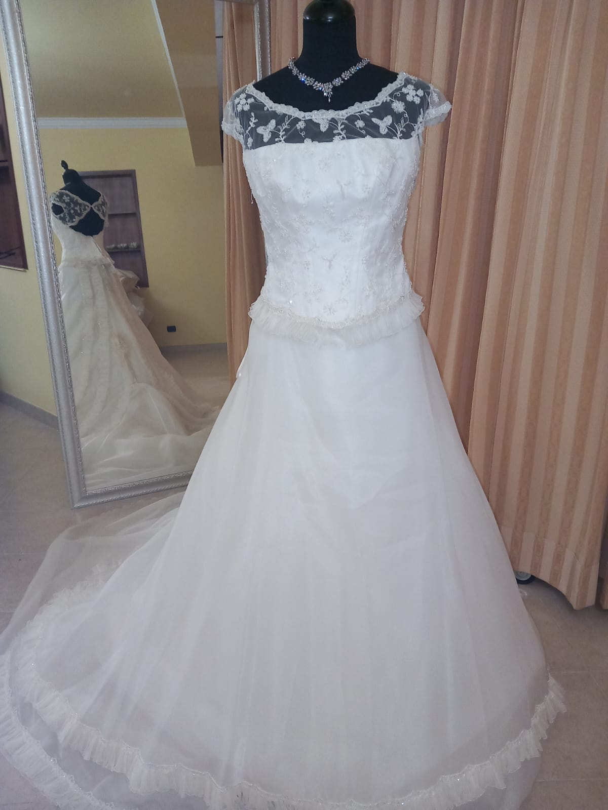 €52.00 per piece NICOLE, AZZURRA, VINNI, MAGGIE, SOTTERRO, TOMMASO STRANGIS, ALBERTO CARLOS etc. stock formal wear for women, men and children 165 pieces - REF. TV5978