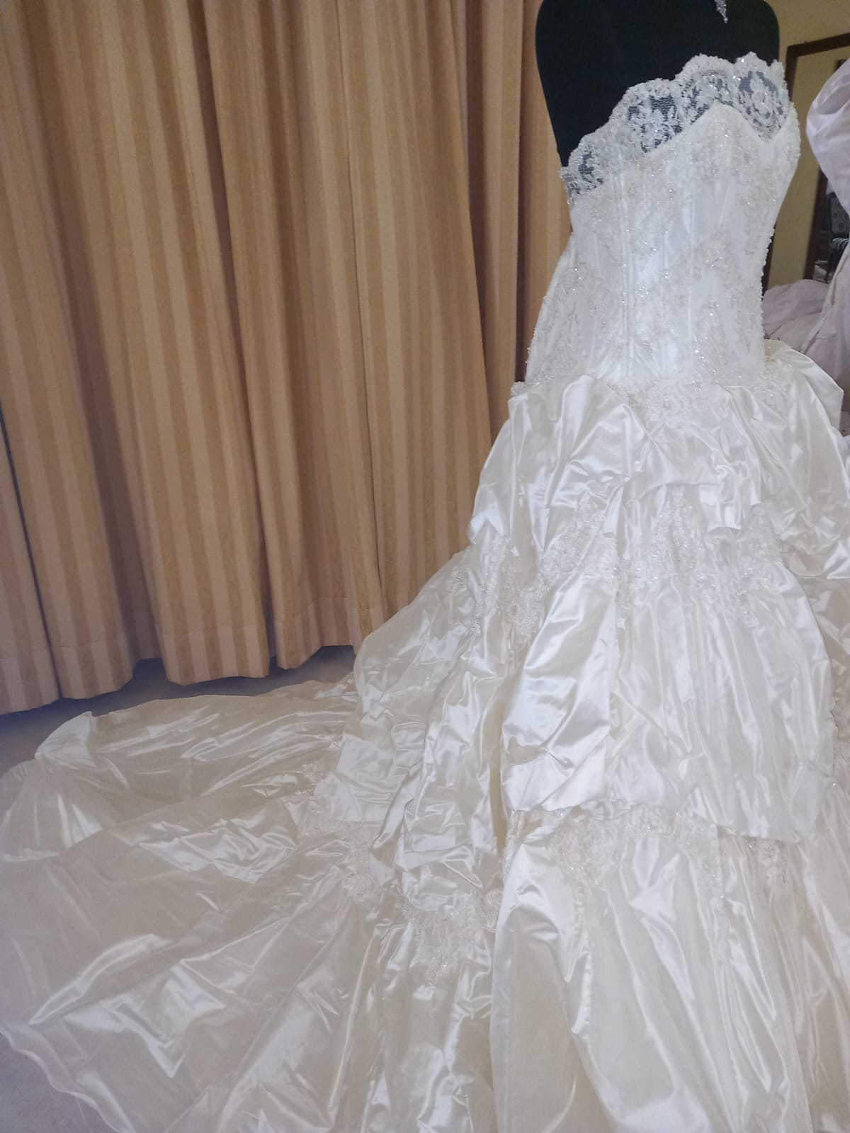 €52.00 per piece NICOLE, AZZURRA, VINNI, MAGGIE, SOTTERRO, TOMMASO STRANGIS, ALBERTO CARLOS etc. stock formal wear for women, men and children 165 pieces - REF. TV5978