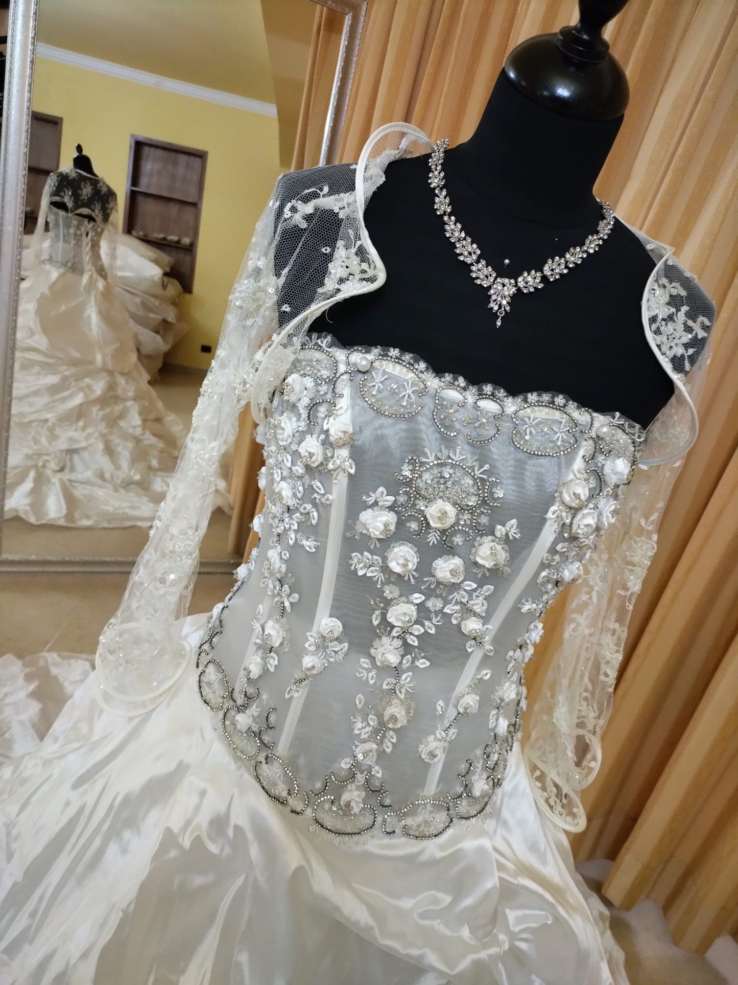 €52.00 per piece NICOLE, AZZURRA, VINNI, MAGGIE, SOTTERRO, TOMMASO STRANGIS, ALBERTO CARLOS etc. stock formal wear for women, men and children 165 pieces - REF. TV5978