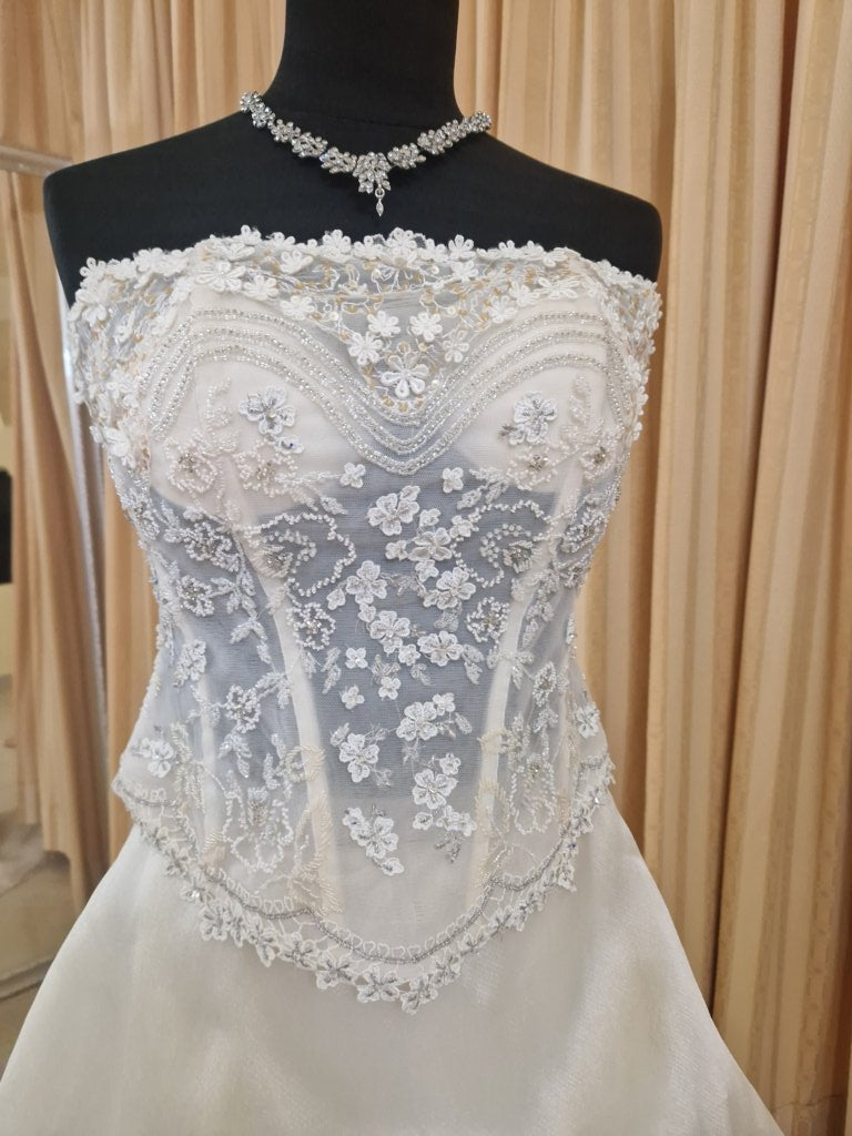 €52.00 per piece NICOLE, AZZURRA, VINNI, MAGGIE, SOTTERRO, TOMMASO STRANGIS, ALBERTO CARLOS etc. stock formal wear for women, men and children 165 pieces - REF. TV5978