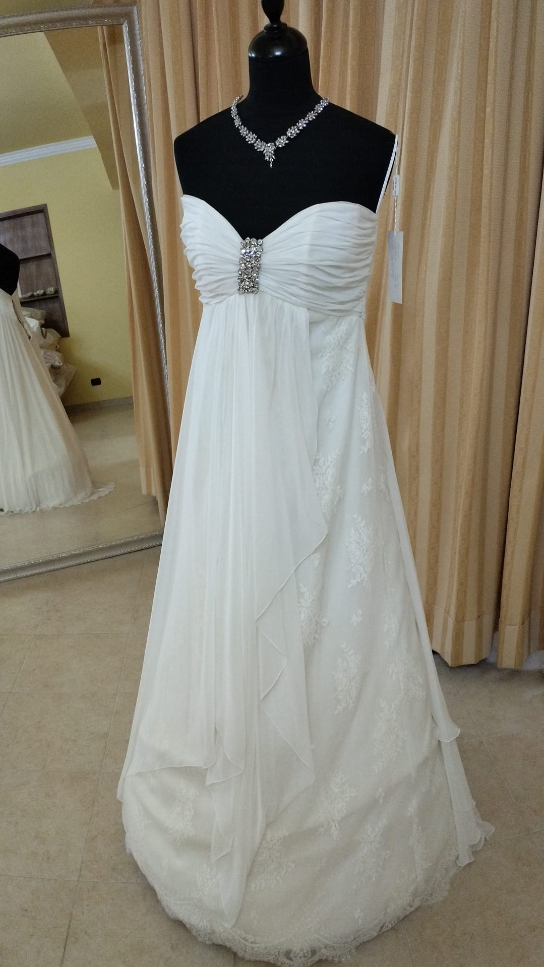 €52.00 per piece NICOLE, AZZURRA, VINNI, MAGGIE, SOTTERRO, TOMMASO STRANGIS, ALBERTO CARLOS etc. stock formal wear for women, men and children 165 pieces - REF. TV5978