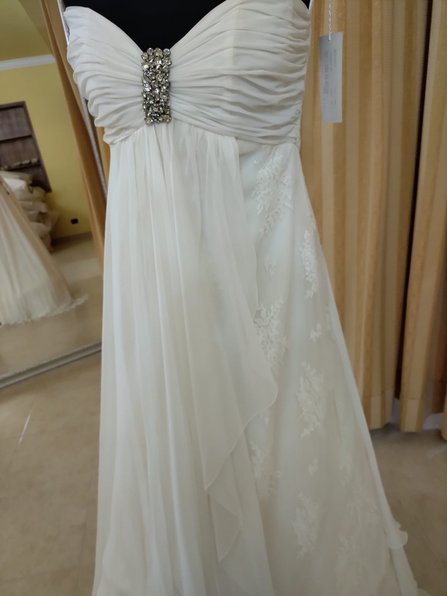 €52.00 per piece NICOLE, AZZURRA, VINNI, MAGGIE, SOTTERRO, TOMMASO STRANGIS, ALBERTO CARLOS etc. stock formal wear for women, men and children 165 pieces - REF. TV5978