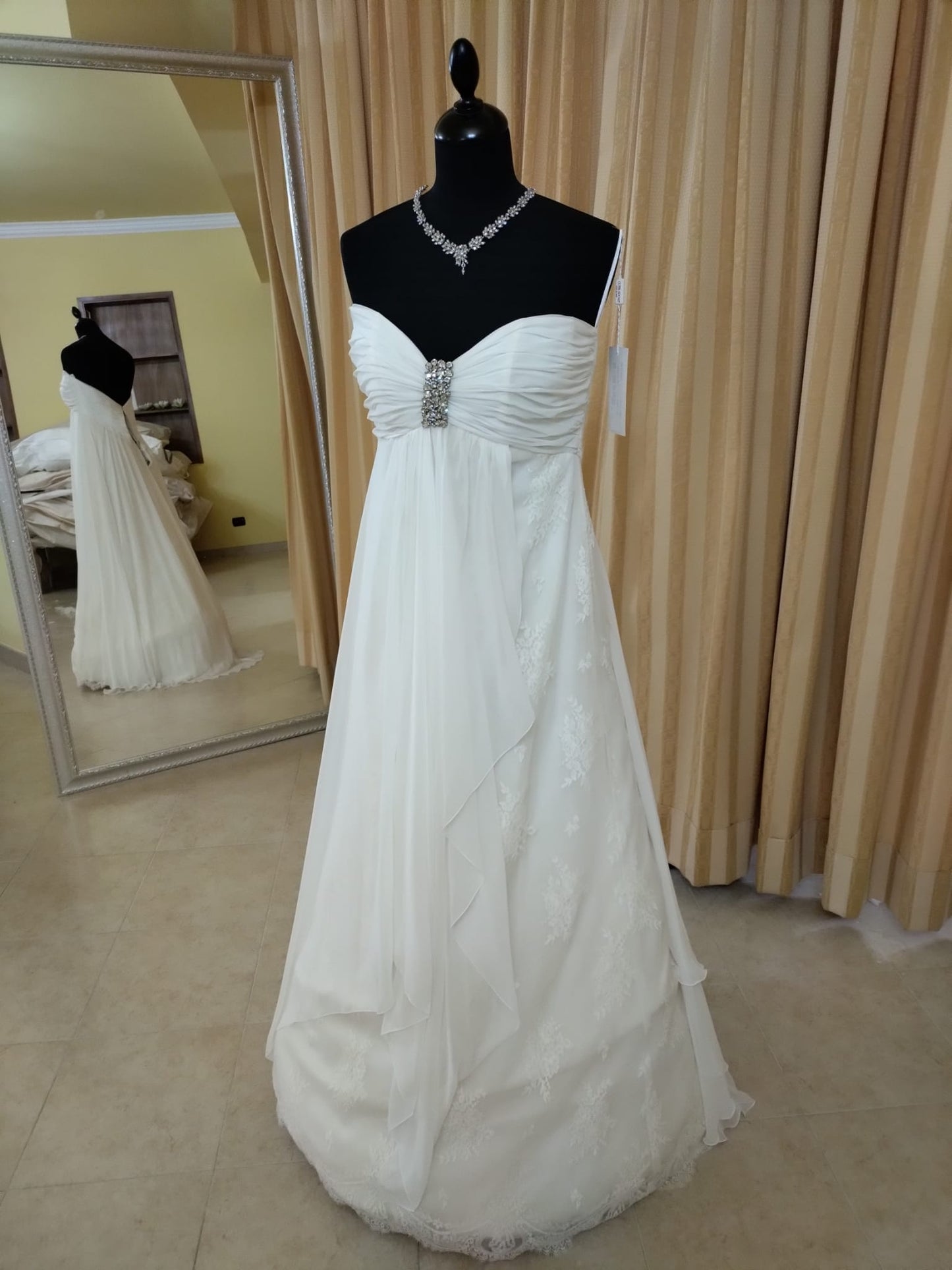 €52.00 per piece NICOLE, AZZURRA, VINNI, MAGGIE, SOTTERRO, TOMMASO STRANGIS, ALBERTO CARLOS etc. stock formal wear for women, men and children 165 pieces - REF. TV5978