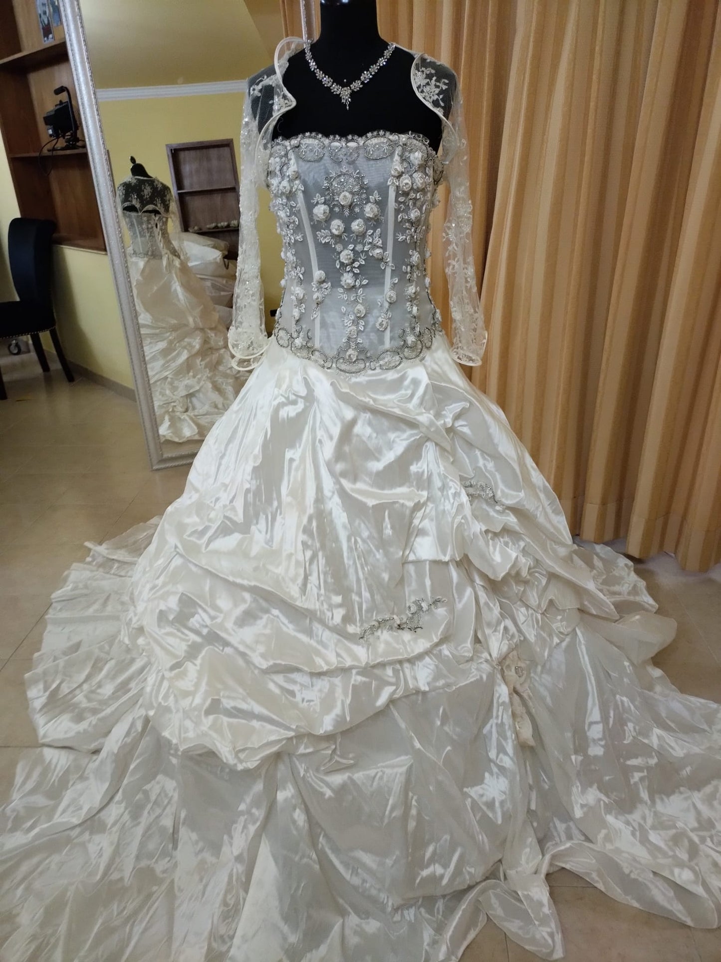 €52.00 per piece NICOLE, AZZURRA, VINNI, MAGGIE, SOTTERRO, TOMMASO STRANGIS, ALBERTO CARLOS etc. stock formal wear for women, men and children 165 pieces - REF. TV5978