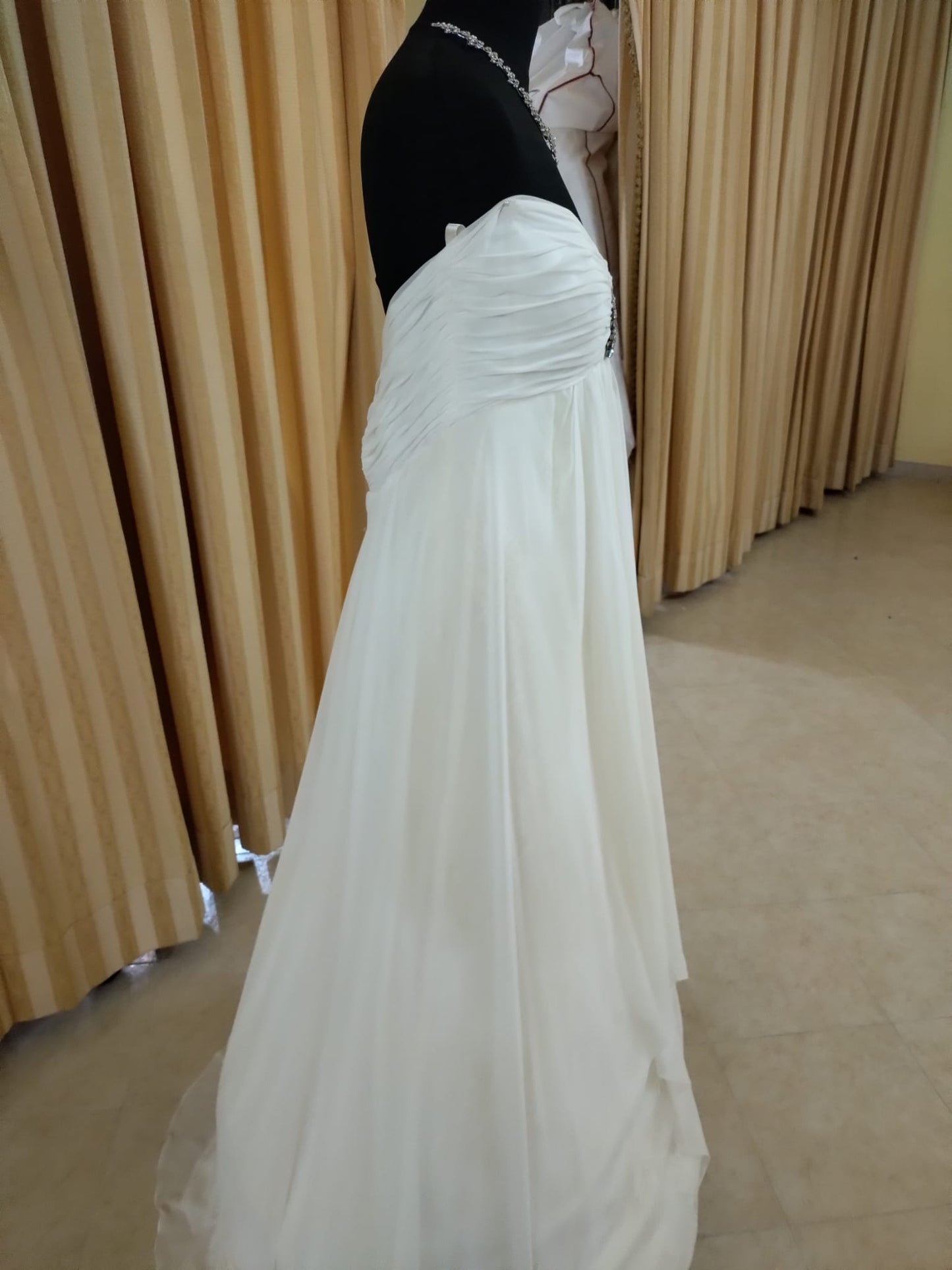 €52.00 per piece NICOLE, AZZURRA, VINNI, MAGGIE, SOTTERRO, TOMMASO STRANGIS, ALBERTO CARLOS etc. stock formal wear for women, men and children 165 pieces - REF. TV5978