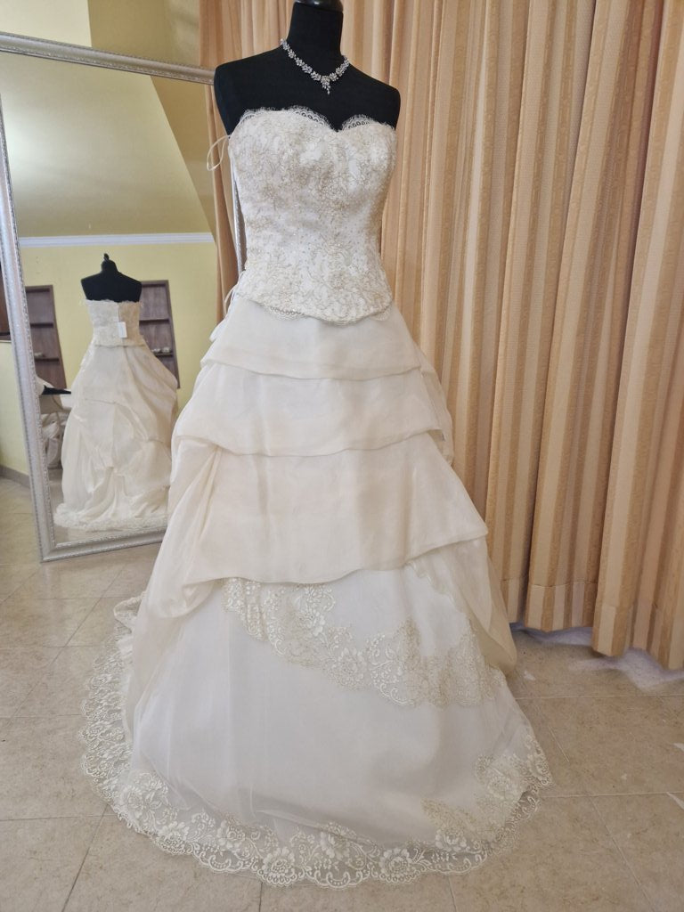 €52.00 per piece NICOLE, AZZURRA, VINNI, MAGGIE, SOTTERRO, TOMMASO STRANGIS, ALBERTO CARLOS etc. stock formal wear for women, men and children 165 pieces - REF. TV5978