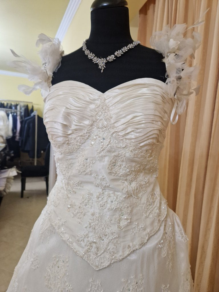 €52.00 per piece NICOLE, AZZURRA, VINNI, MAGGIE, SOTTERRO, TOMMASO STRANGIS, ALBERTO CARLOS etc. stock formal wear for women, men and children 165 pieces - REF. TV5978