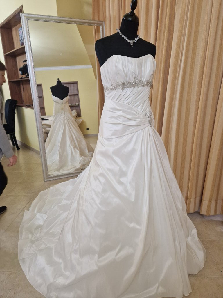 €52.00 per piece NICOLE, AZZURRA, VINNI, MAGGIE, SOTTERRO, TOMMASO STRANGIS, ALBERTO CARLOS etc. stock formal wear for women, men and children 165 pieces - REF. TV5978