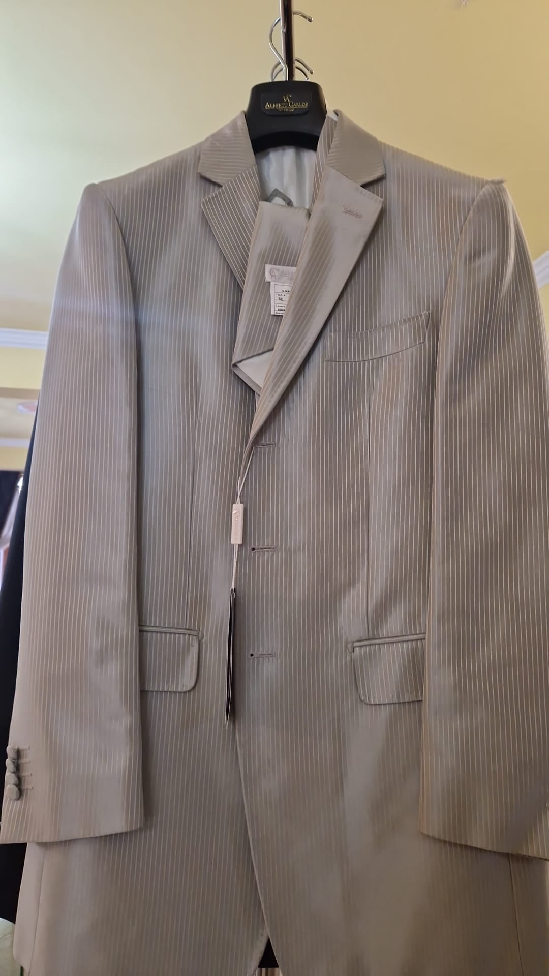 €52.00 per piece NICOLE, AZZURRA, VINNI, MAGGIE, SOTTERRO, TOMMASO STRANGIS, ALBERTO CARLOS etc. stock formal wear for women, men and children 165 pieces - REF. TV5978