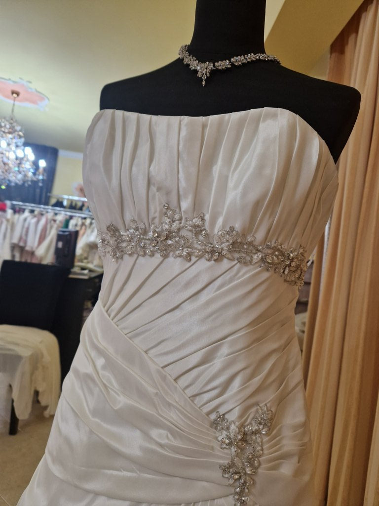 €52.00 per piece NICOLE, AZZURRA, VINNI, MAGGIE, SOTTERRO, TOMMASO STRANGIS, ALBERTO CARLOS etc. stock formal wear for women, men and children 165 pieces - REF. TV5978