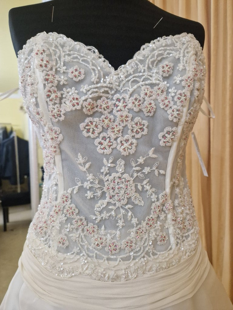 €52.00 per piece NICOLE, AZZURRA, VINNI, MAGGIE, SOTTERRO, TOMMASO STRANGIS, ALBERTO CARLOS etc. stock formal wear for women, men and children 165 pieces - REF. TV5978