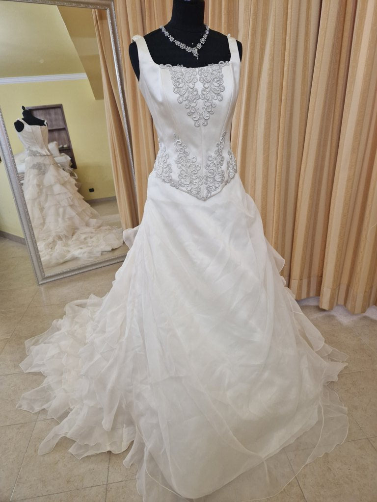 €52.00 per piece NICOLE, AZZURRA, VINNI, MAGGIE, SOTTERRO, TOMMASO STRANGIS, ALBERTO CARLOS etc. stock formal wear for women, men and children 165 pieces - REF. TV5978