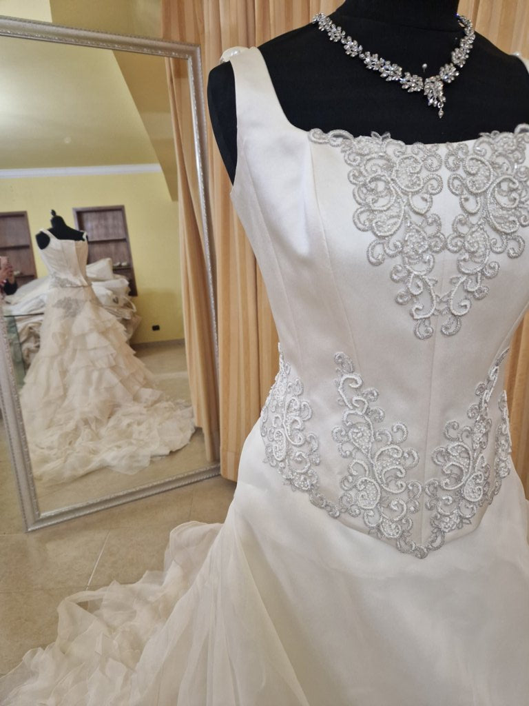 €52.00 per piece NICOLE, AZZURRA, VINNI, MAGGIE, SOTTERRO, TOMMASO STRANGIS, ALBERTO CARLOS etc. stock formal wear for women, men and children 165 pieces - REF. TV5978