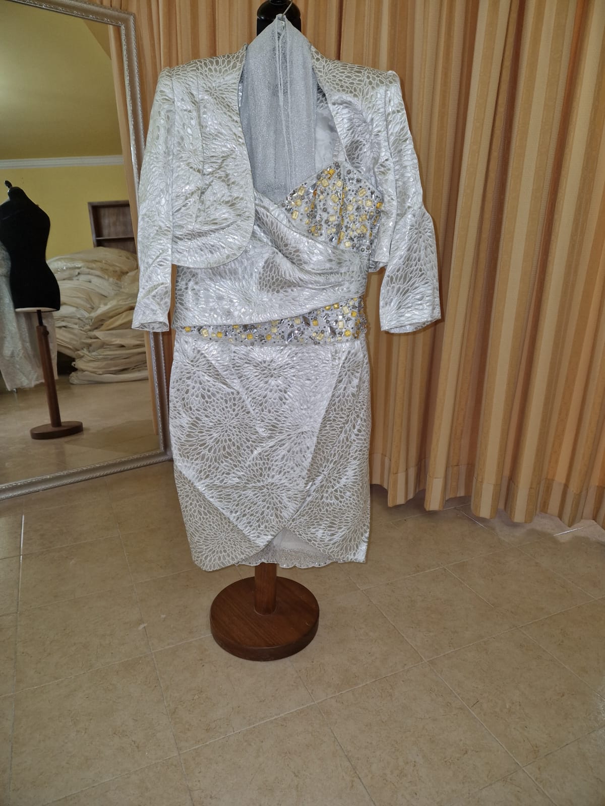€52.00 per piece NICOLE, AZZURRA, VINNI, MAGGIE, SOTTERRO, TOMMASO STRANGIS, ALBERTO CARLOS etc. stock formal wear for women, men and children 165 pieces - REF. TV5978