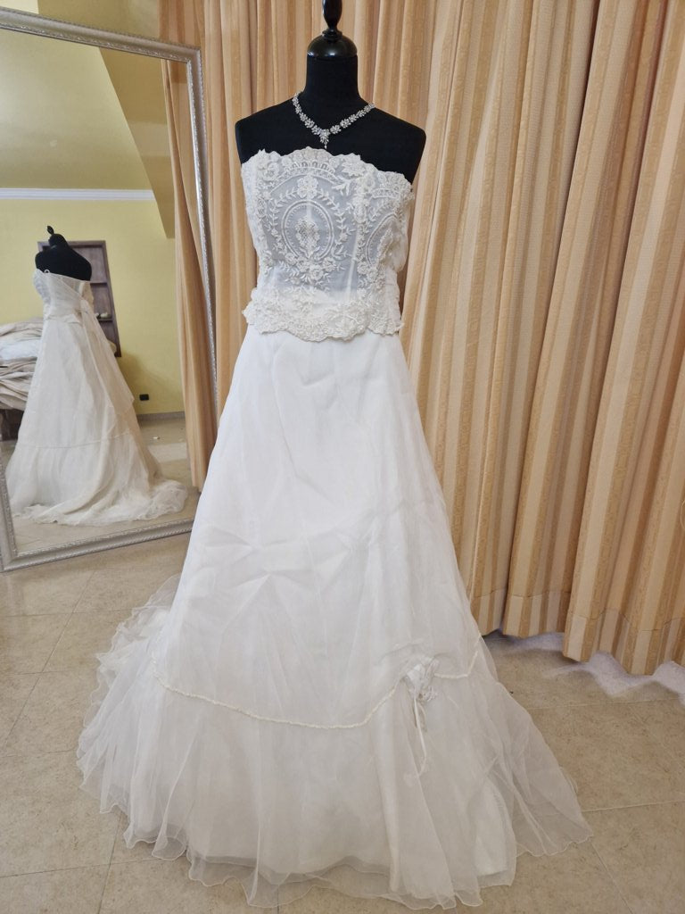 €52.00 per piece NICOLE, AZZURRA, VINNI, MAGGIE, SOTTERRO, TOMMASO STRANGIS, ALBERTO CARLOS etc. stock formal wear for women, men and children 165 pieces - REF. TV5978
