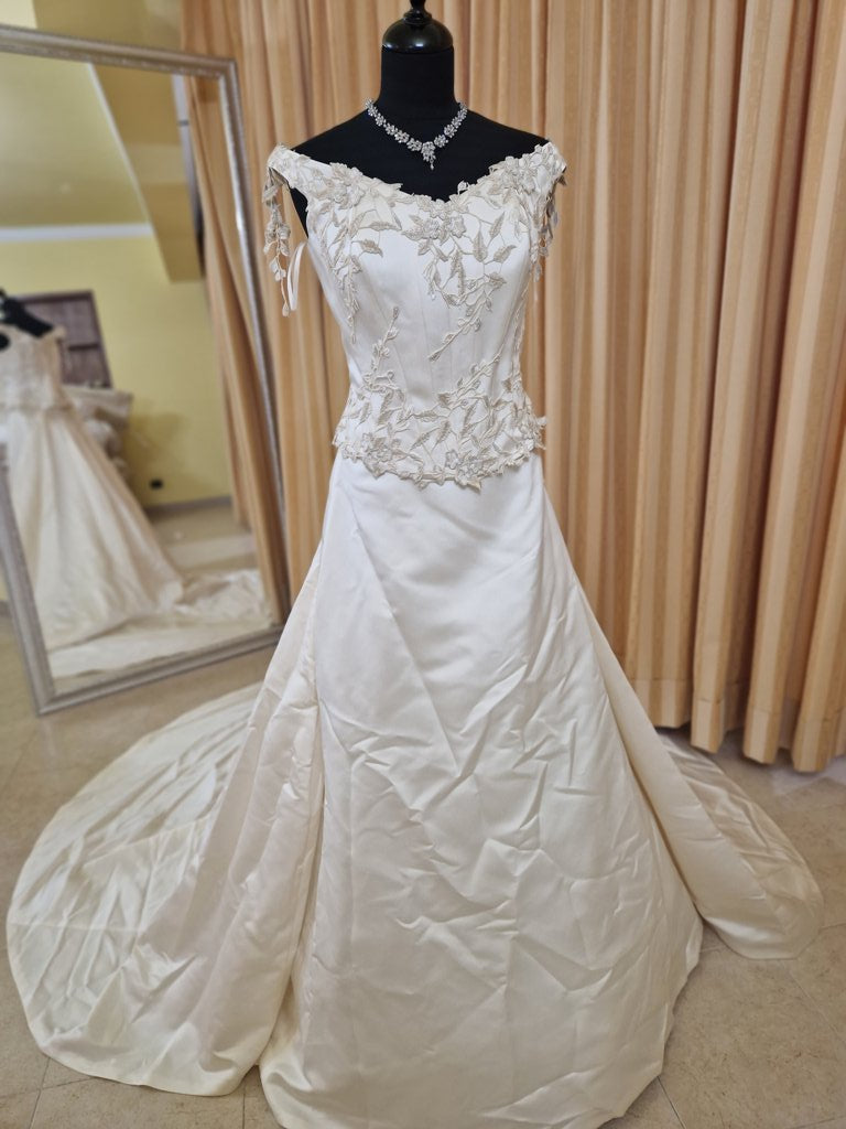 €52.00 per piece NICOLE, AZZURRA, VINNI, MAGGIE, SOTTERRO, TOMMASO STRANGIS, ALBERTO CARLOS etc. stock formal wear for women, men and children 165 pieces - REF. TV5978