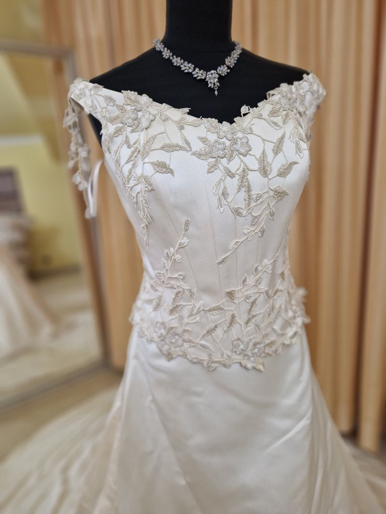 €52.00 per piece NICOLE, AZZURRA, VINNI, MAGGIE, SOTTERRO, TOMMASO STRANGIS, ALBERTO CARLOS etc. stock formal wear for women, men and children 165 pieces - REF. TV5978