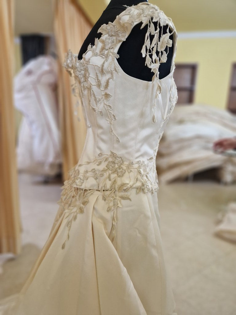 €52.00 per piece NICOLE, AZZURRA, VINNI, MAGGIE, SOTTERRO, TOMMASO STRANGIS, ALBERTO CARLOS etc. stock formal wear for women, men and children 165 pieces - REF. TV5978