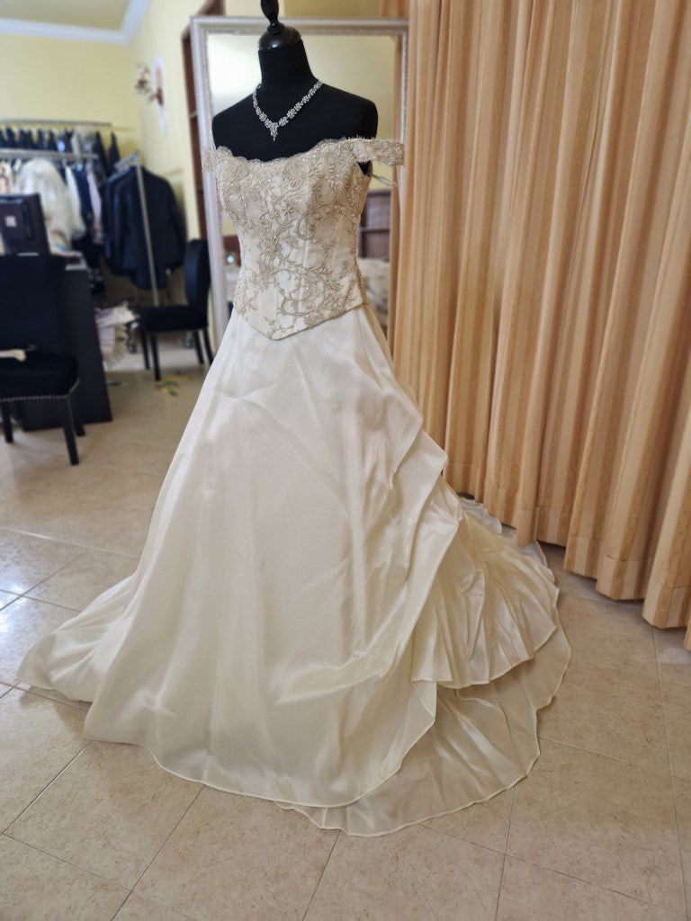 €52.00 per piece NICOLE, AZZURRA, VINNI, MAGGIE, SOTTERRO, TOMMASO STRANGIS, ALBERTO CARLOS etc. stock formal wear for women, men and children 165 pieces - REF. TV5978