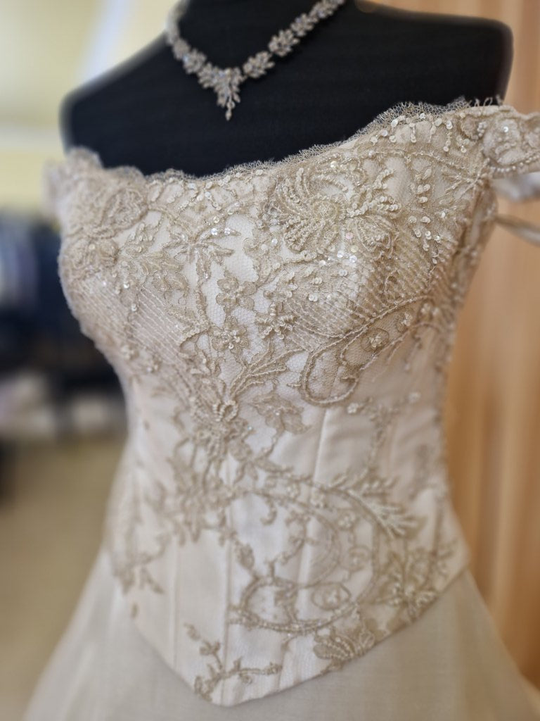€52.00 per piece NICOLE, AZZURRA, VINNI, MAGGIE, SOTTERRO, TOMMASO STRANGIS, ALBERTO CARLOS etc. stock formal wear for women, men and children 165 pieces - REF. TV5978