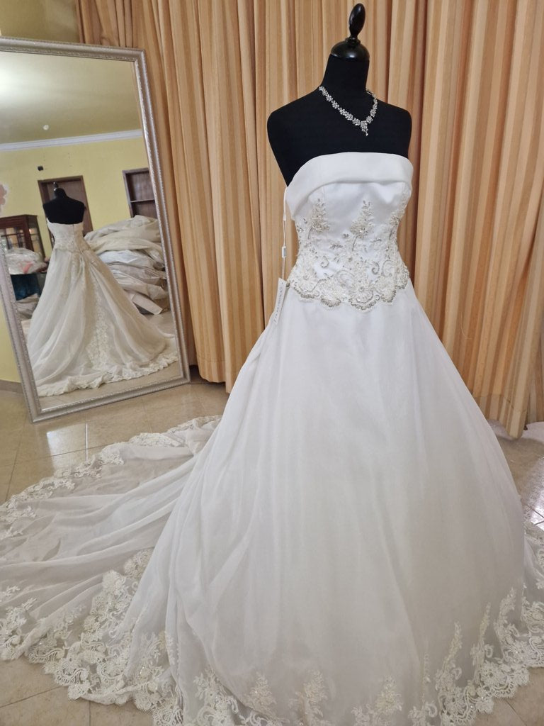€52.00 per piece NICOLE, AZZURRA, VINNI, MAGGIE, SOTTERRO, TOMMASO STRANGIS, ALBERTO CARLOS etc. stock formal wear for women, men and children 165 pieces - REF. TV5978
