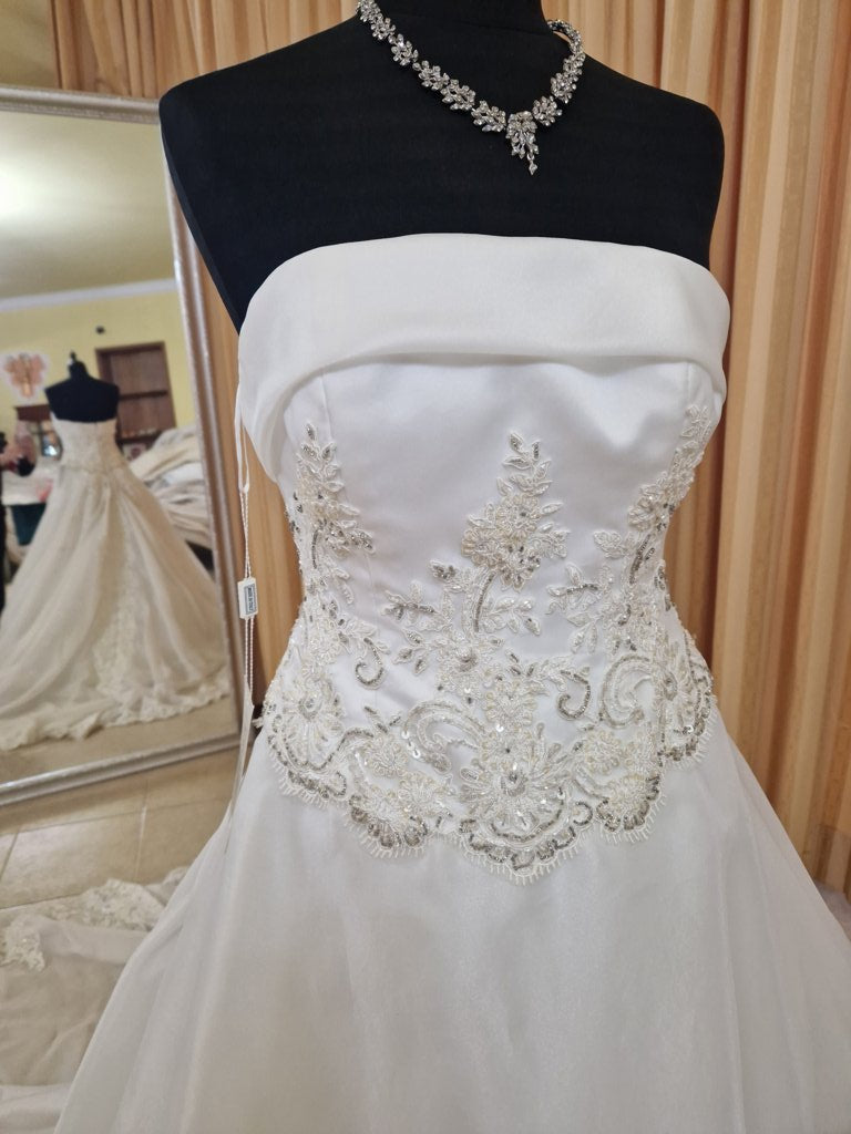 €52.00 per piece NICOLE, AZZURRA, VINNI, MAGGIE, SOTTERRO, TOMMASO STRANGIS, ALBERTO CARLOS etc. stock formal wear for women, men and children 165 pieces - REF. TV5978