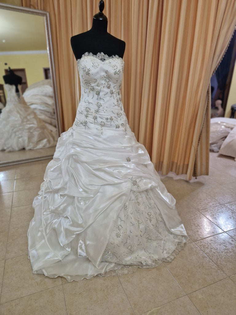 €52.00 per piece NICOLE, AZZURRA, VINNI, MAGGIE, SOTTERRO, TOMMASO STRANGIS, ALBERTO CARLOS etc. stock formal wear for women, men and children 165 pieces - REF. TV5978