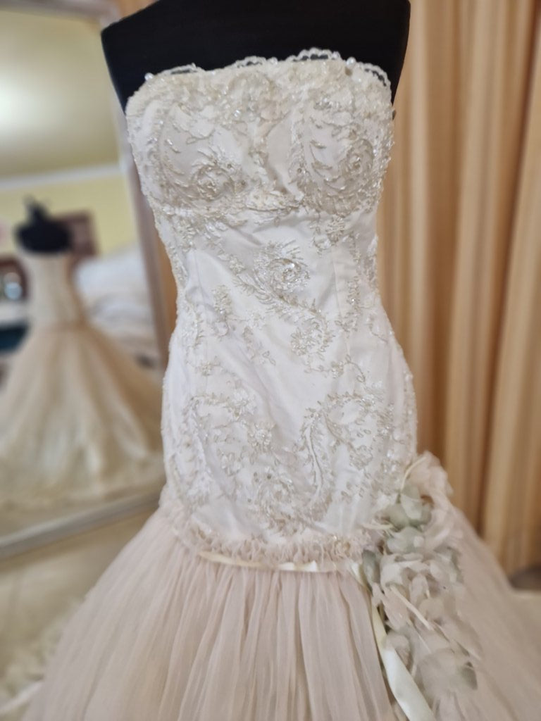 €52.00 per piece NICOLE, AZZURRA, VINNI, MAGGIE, SOTTERRO, TOMMASO STRANGIS, ALBERTO CARLOS etc. stock formal wear for women, men and children 165 pieces - REF. TV5978