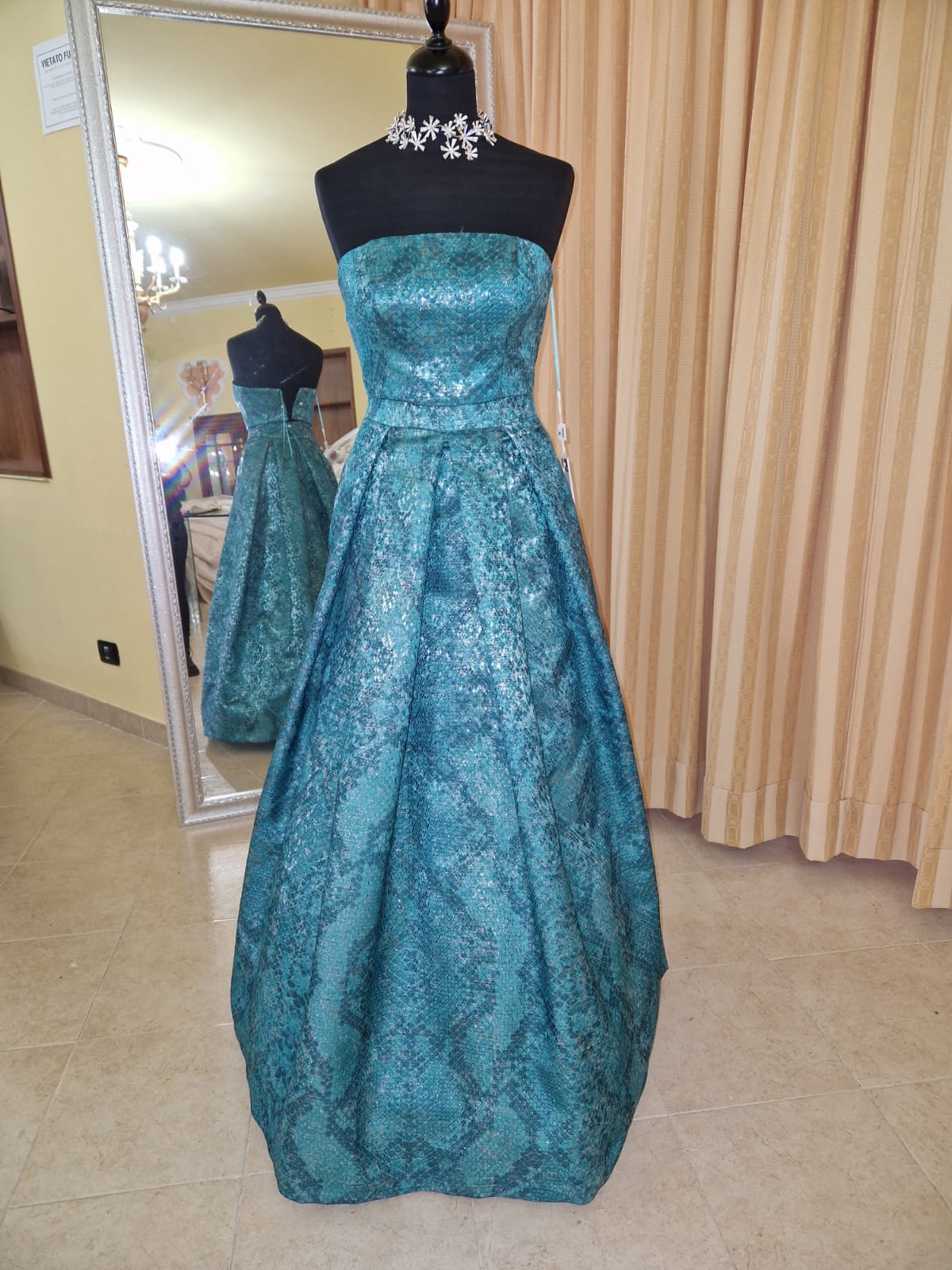 €52.00 per piece NICOLE, AZZURRA, VINNI, MAGGIE, SOTTERRO, TOMMASO STRANGIS, ALBERTO CARLOS etc. stock formal wear for women, men and children 165 pieces - REF. TV5978