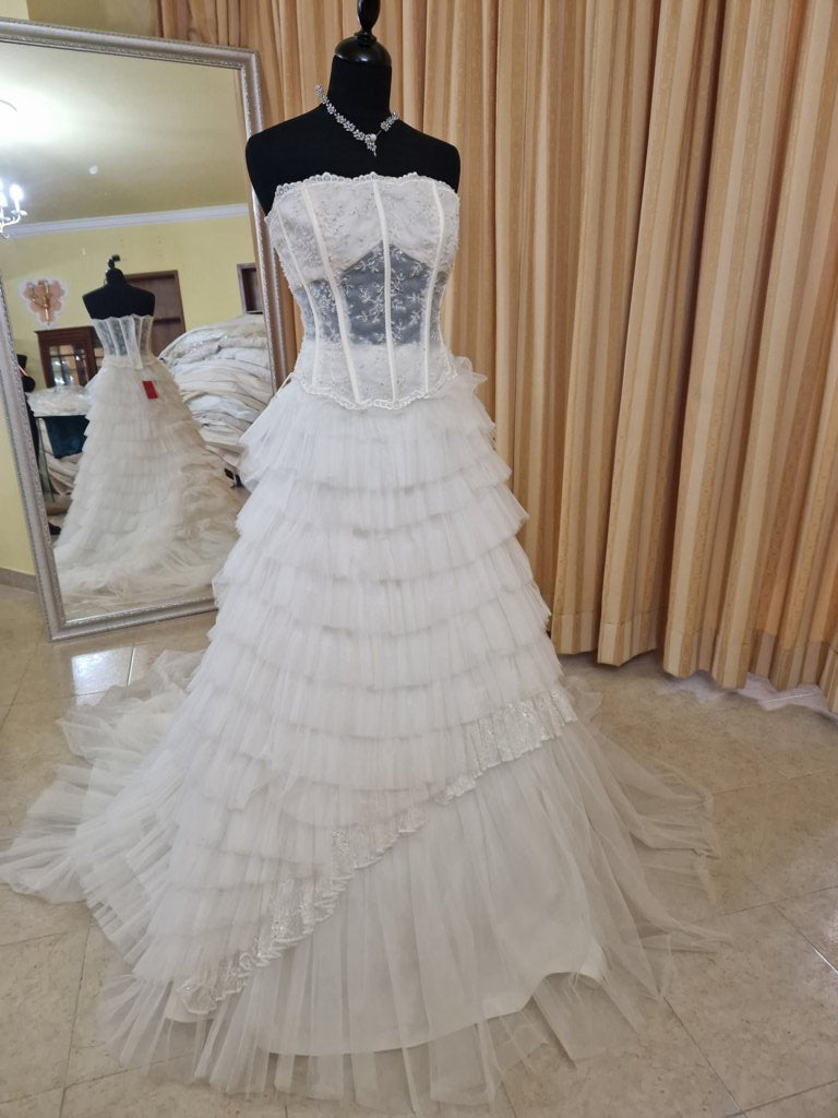 €52.00 per piece NICOLE, AZZURRA, VINNI, MAGGIE, SOTTERRO, TOMMASO STRANGIS, ALBERTO CARLOS etc. stock formal wear for women, men and children 165 pieces - REF. TV5978