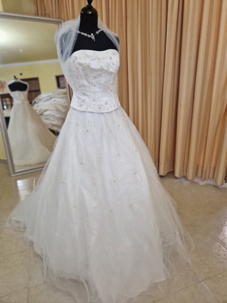 €52.00 per piece NICOLE, AZZURRA, VINNI, MAGGIE, SOTTERRO, TOMMASO STRANGIS, ALBERTO CARLOS etc. stock formal wear for women, men and children 165 pieces - REF. TV5978