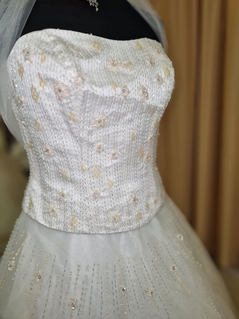 €52.00 per piece NICOLE, AZZURRA, VINNI, MAGGIE, SOTTERRO, TOMMASO STRANGIS, ALBERTO CARLOS etc. stock formal wear for women, men and children 165 pieces - REF. TV5978