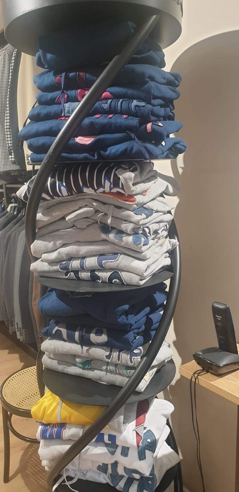 stock abbigliamento - €10,00 al pezzo AKS, BREAD&BUTTONS, DAMASCATO, U.S. POLO ASSN, DAVID OWEN, DESI, CLASS, ecc. 562 pezzi stock uomo/donna - P/E - RIF. TV3937
