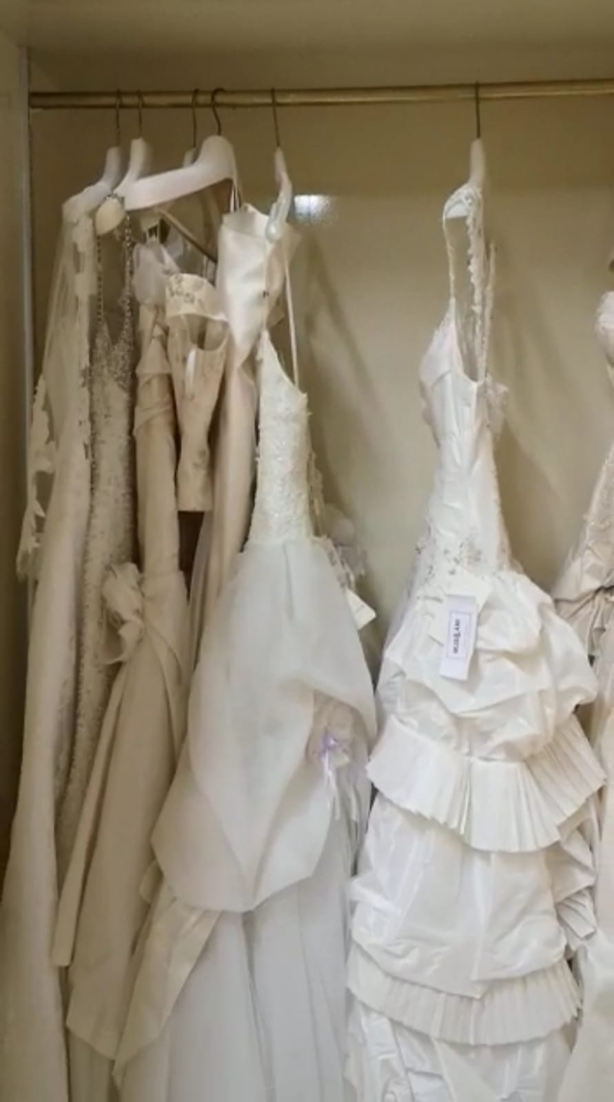 €90,00 al pezzo BELLANTUONO, ILENIA, RADIOSA, VENUS 105 pezzi stock abiti da sposa - RIF. TV3969