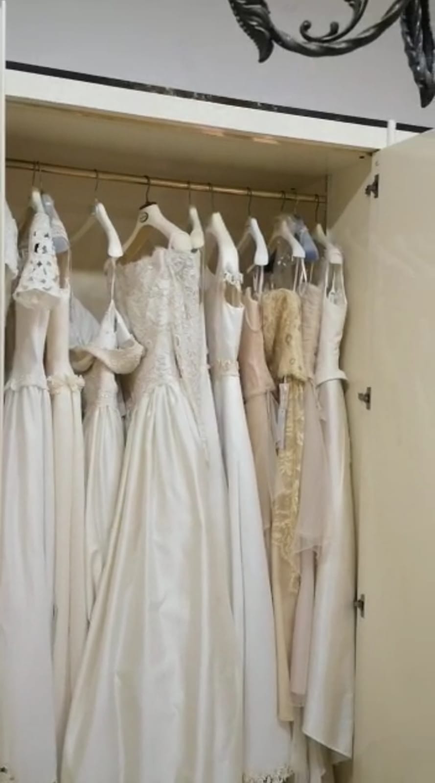 €90,00 al pezzo BELLANTUONO, ILENIA, RADIOSA, VENUS 105 pezzi stock abiti da sposa - RIF. TV3969