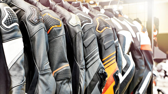 Abbigliamento moto appeso