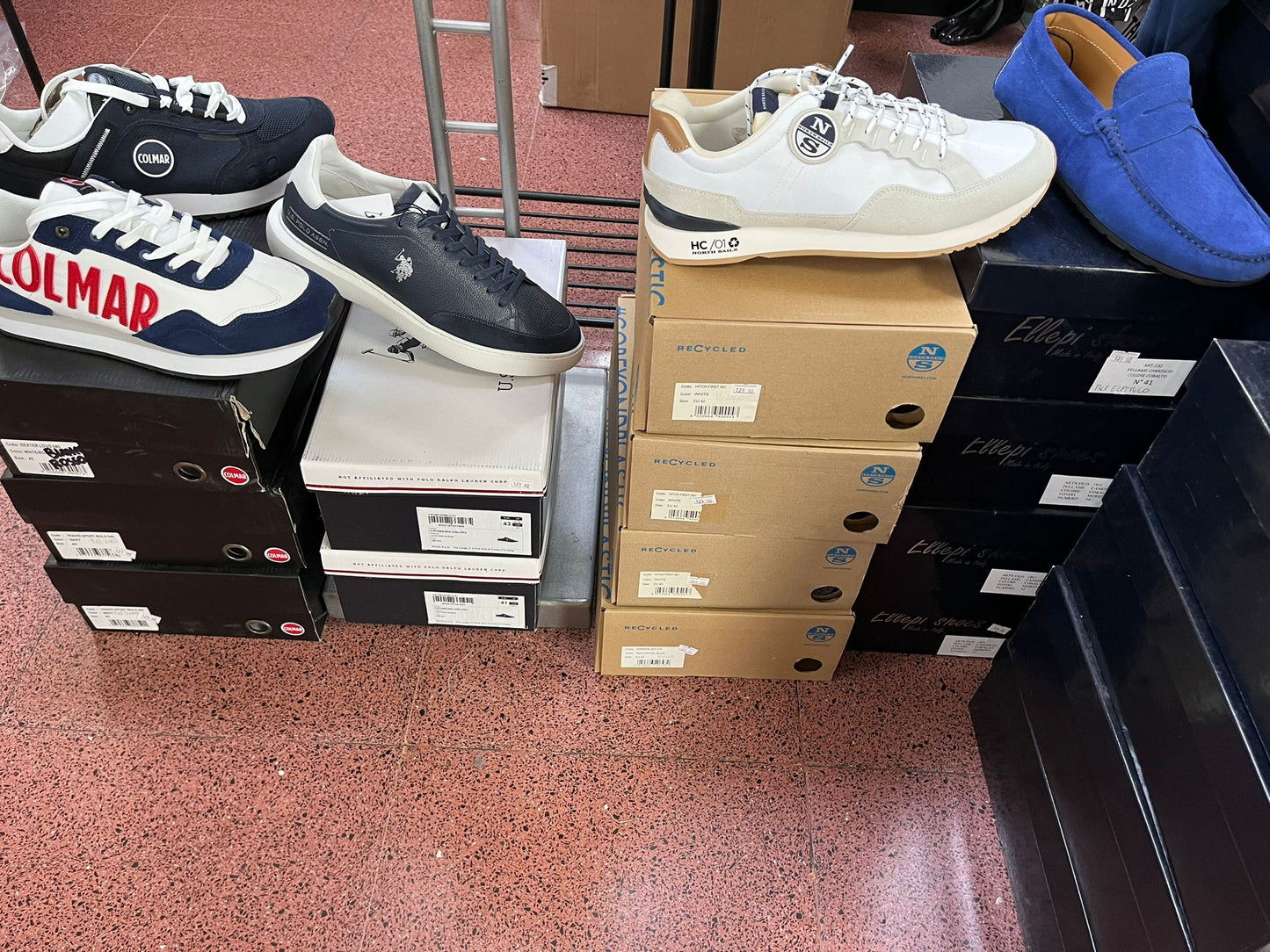 €16,42 al pezzo COLMAR, LIU-JO, ICON, ecc. stock abbigliamento e calzature uomo/donna 894 pezzi - P/E - RIF. TV6115