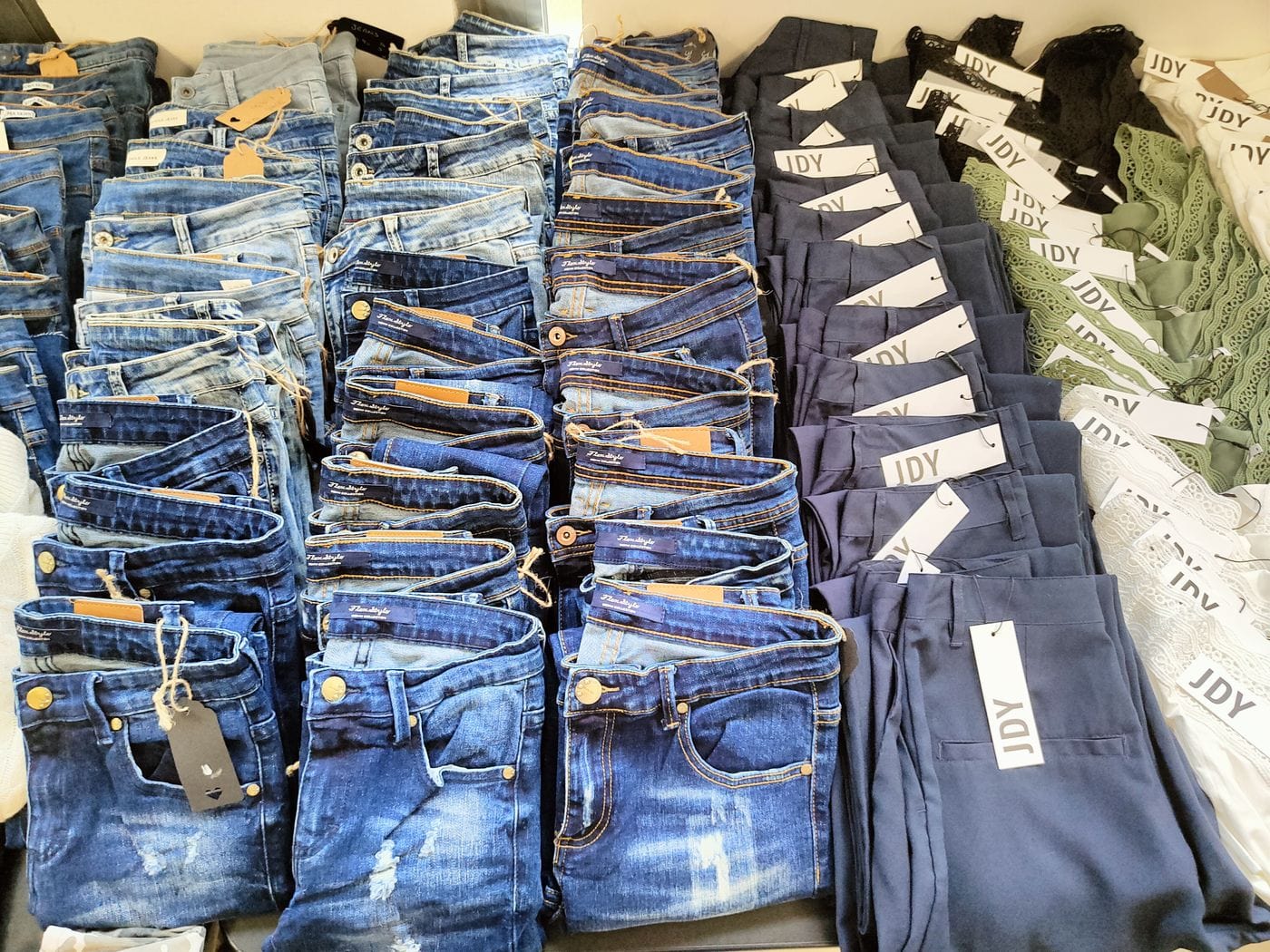 stock abbigliamento donna - €5,00 al pezzo JACQUELINE DE YONG, ALCOTT, MISS BON BON, ecc. 520 pezzi stock abbigliamento donna - 85% A/I 15% P/E - RIF. TV3964